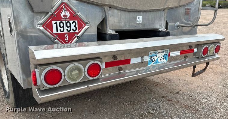 image for item DO1184 2007 International 7400 fuel truck