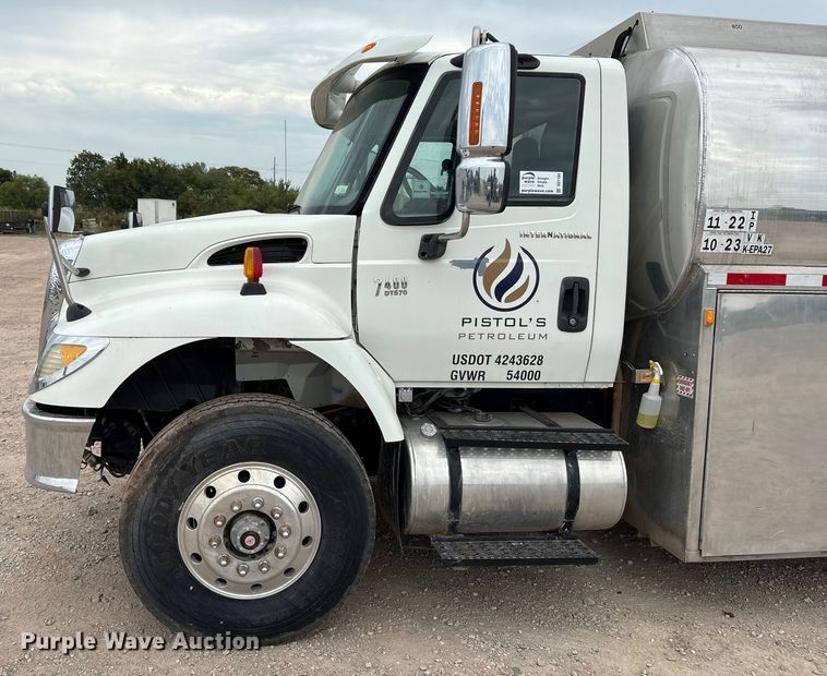 image for item DO1184 2007 International 7400 fuel truck