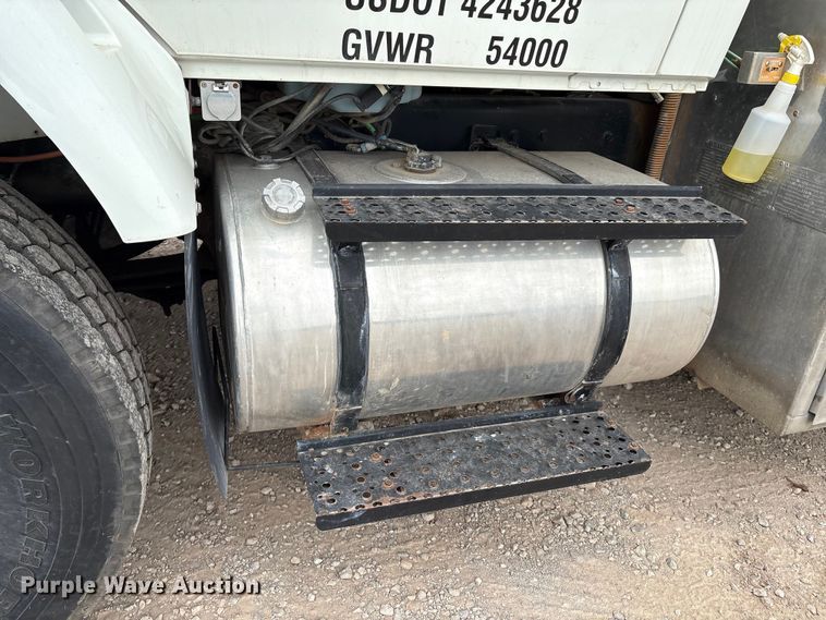 image for item DO1184 2007 International 7400 fuel truck