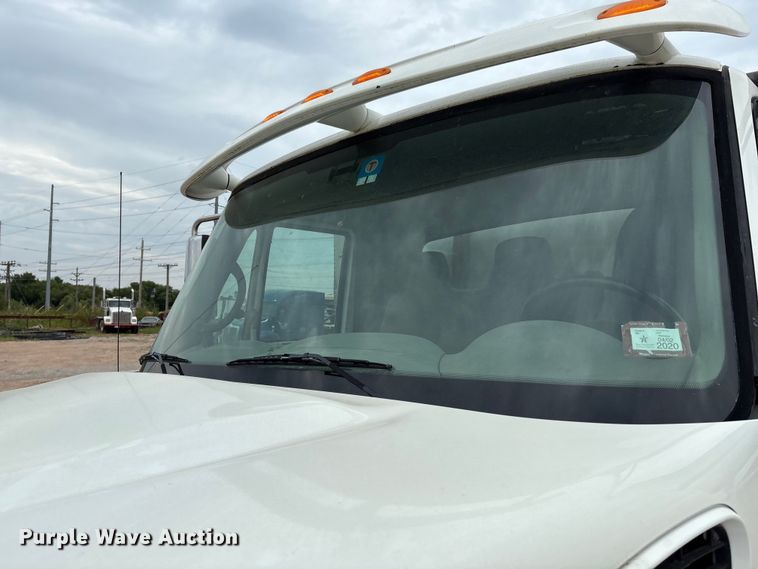 image for item DO1184 2007 International 7400 fuel truck