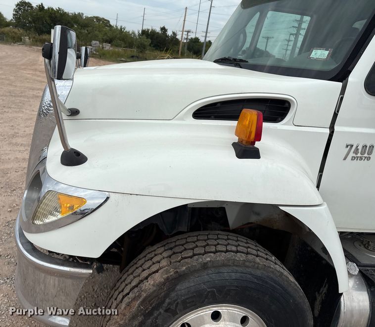 image for item DO1184 2007 International 7400 fuel truck