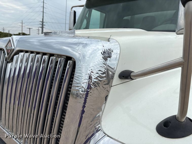 image for item DO1184 2007 International 7400 fuel truck