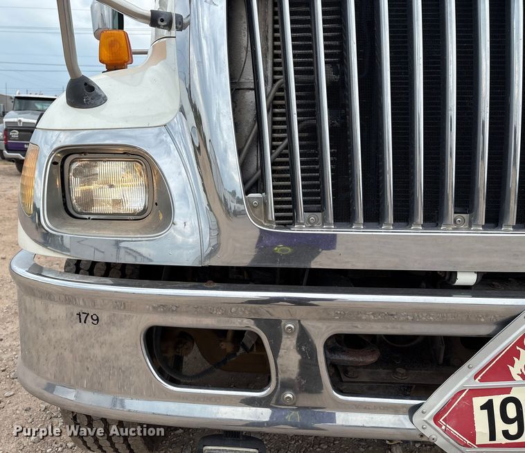 image for item DO1184 2007 International 7400 fuel truck