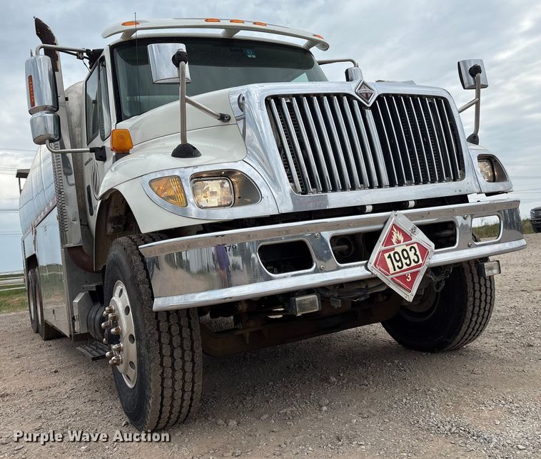 image for item DO1184 2007 International 7400 fuel truck