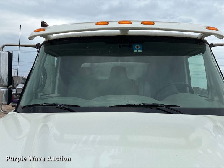 image for item DO1184 2007 International 7400 fuel truck