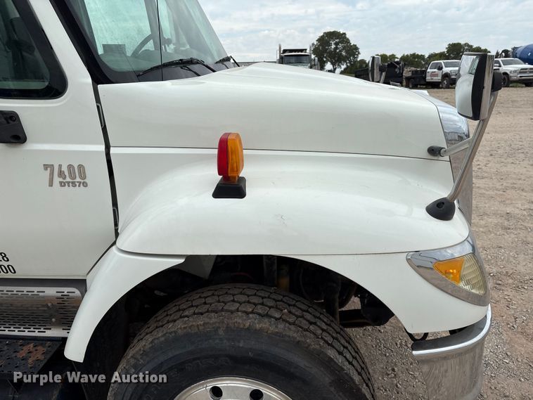 image for item DO1184 2007 International 7400 fuel truck