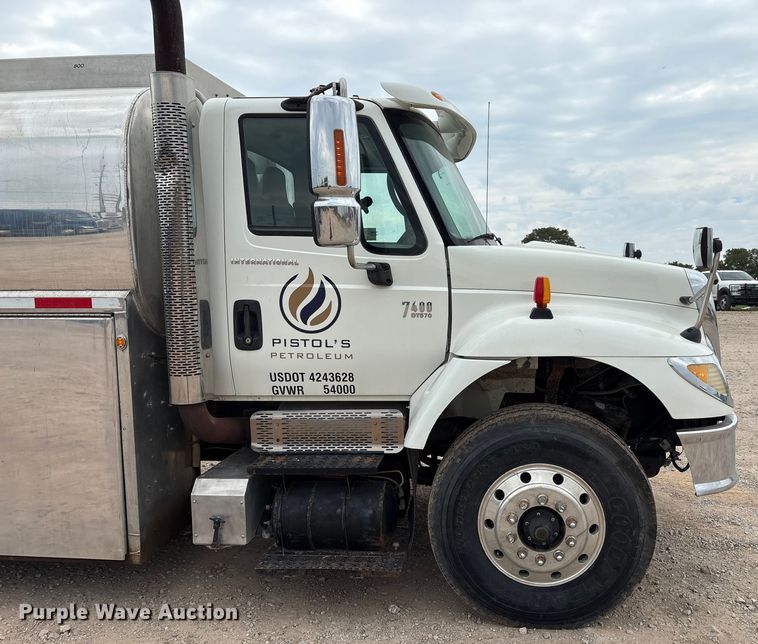 image for item DO1184 2007 International 7400 fuel truck