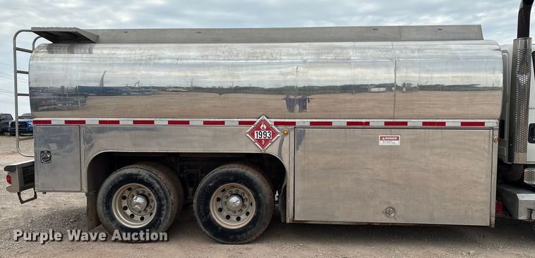 image for item DO1184 2007 International 7400 fuel truck