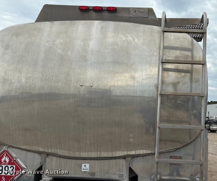 image for item DO1184 2007 International 7400 fuel truck