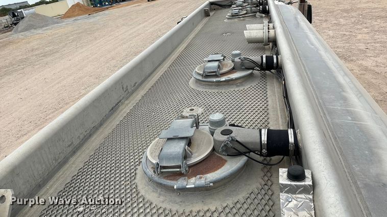 image for item DO1184 2007 International 7400 fuel truck