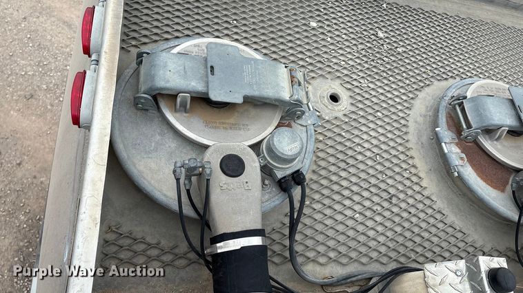 image for item DO1184 2007 International 7400 fuel truck