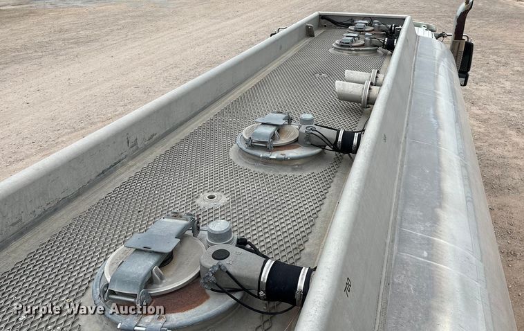 image for item DO1184 2007 International 7400 fuel truck