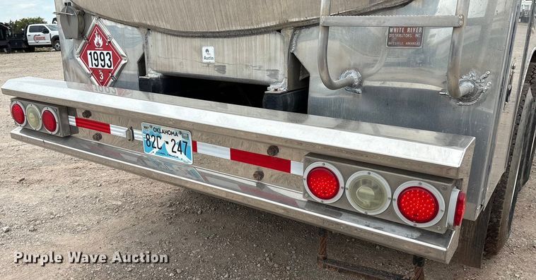 image for item DO1184 2007 International 7400 fuel truck