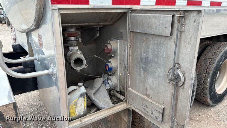 image for item DO1184 2007 International 7400 fuel truck