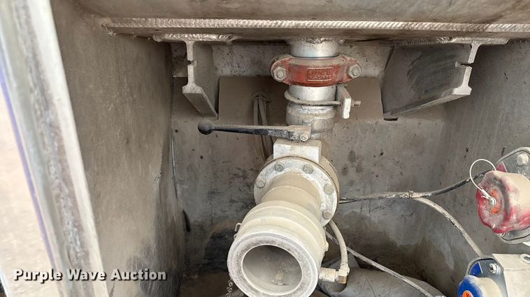 image for item DO1184 2007 International 7400 fuel truck