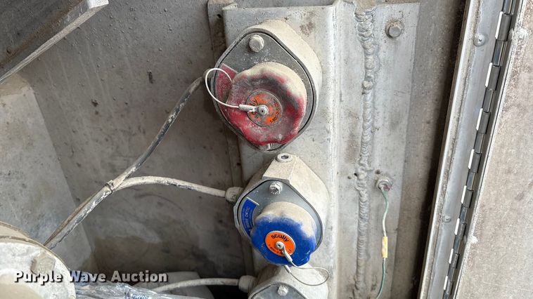 image for item DO1184 2007 International 7400 fuel truck