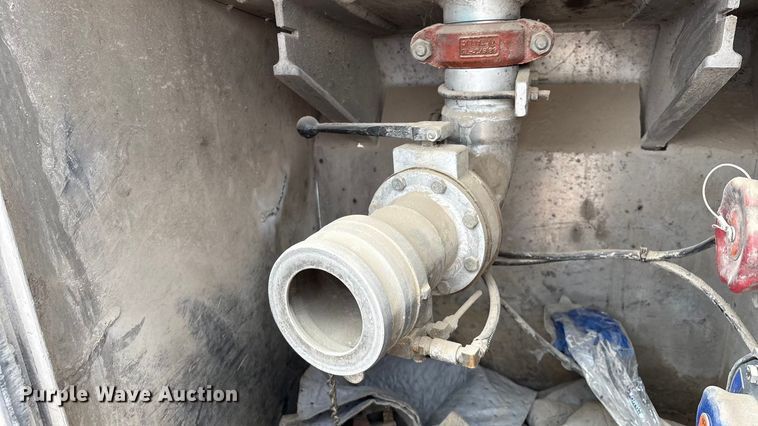 image for item DO1184 2007 International 7400 fuel truck