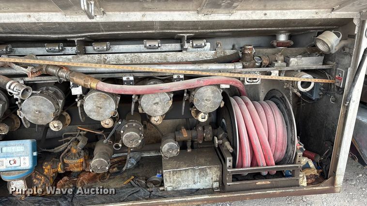 image for item DO1184 2007 International 7400 fuel truck