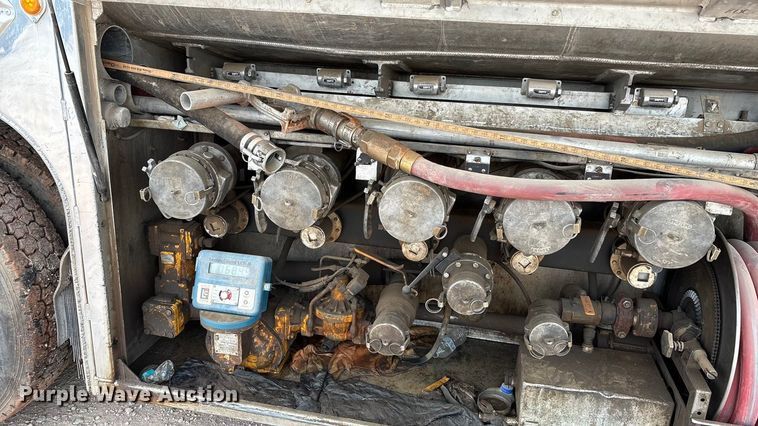 image for item DO1184 2007 International 7400 fuel truck