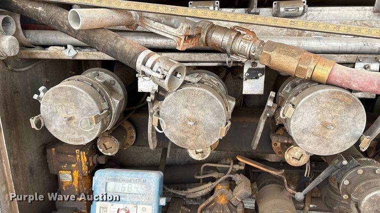 image for item DO1184 2007 International 7400 fuel truck