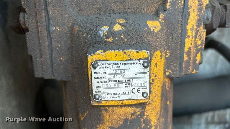 image for item DO1184 2007 International 7400 fuel truck