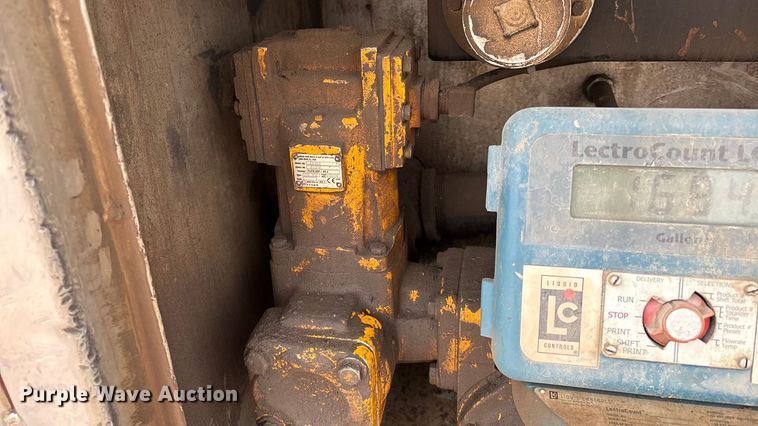 image for item DO1184 2007 International 7400 fuel truck