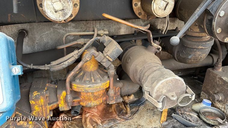 image for item DO1184 2007 International 7400 fuel truck