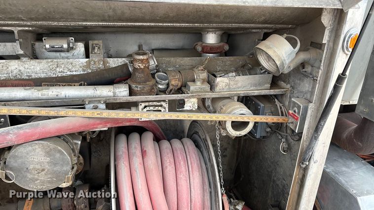 image for item DO1184 2007 International 7400 fuel truck