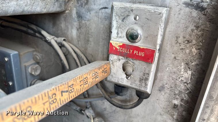 image for item DO1184 2007 International 7400 fuel truck