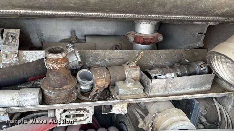 image for item DO1184 2007 International 7400 fuel truck