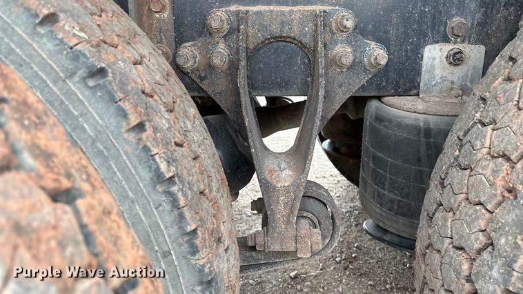 image for item DO1184 2007 International 7400 fuel truck