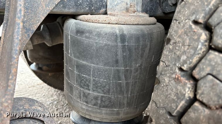 image for item DO1184 2007 International 7400 fuel truck