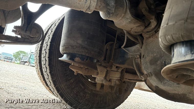 image for item DO1184 2007 International 7400 fuel truck