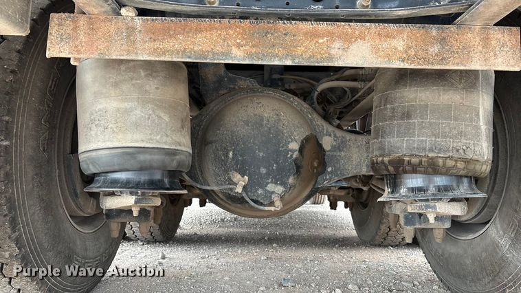 image for item DO1184 2007 International 7400 fuel truck