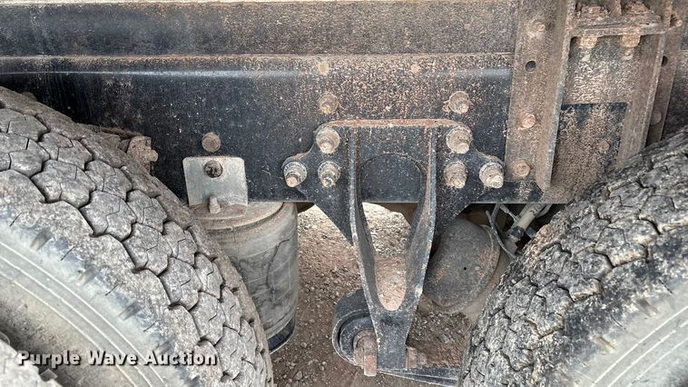 image for item DO1184 2007 International 7400 fuel truck