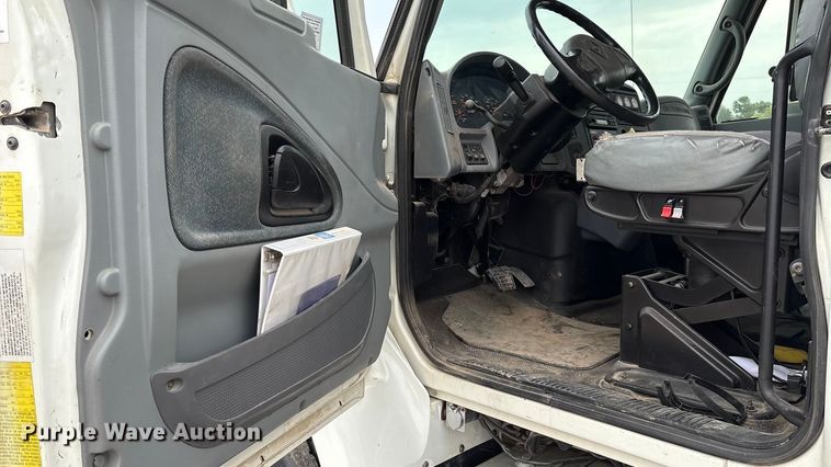 image for item DO1184 2007 International 7400 fuel truck