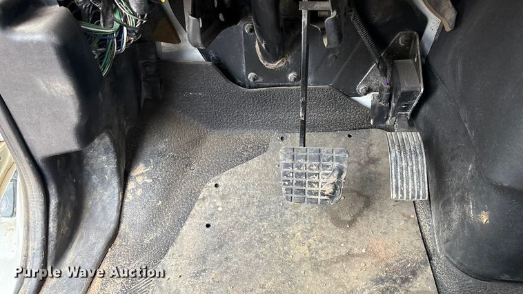 image for item DO1184 2007 International 7400 fuel truck