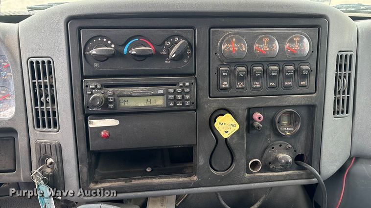 image for item DO1184 2007 International 7400 fuel truck