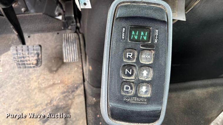 image for item DO1184 2007 International 7400 fuel truck