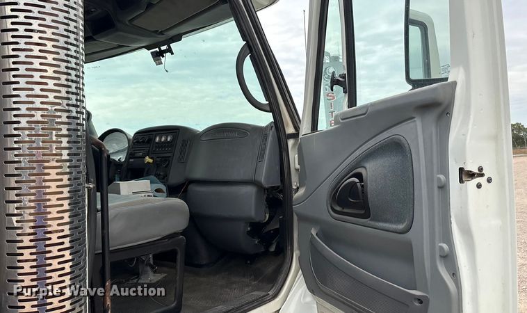 image for item DO1184 2007 International 7400 fuel truck