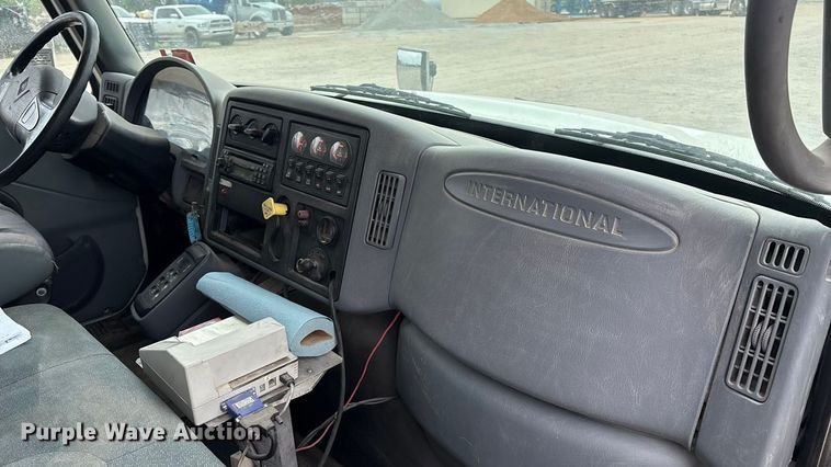 image for item DO1184 2007 International 7400 fuel truck