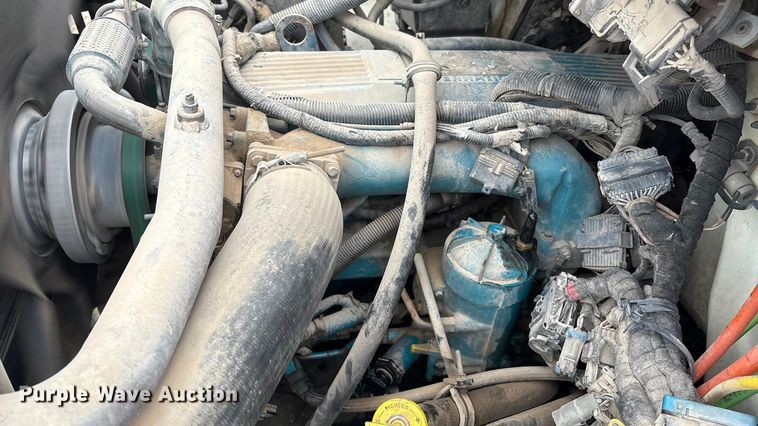 image for item DO1184 2007 International 7400 fuel truck