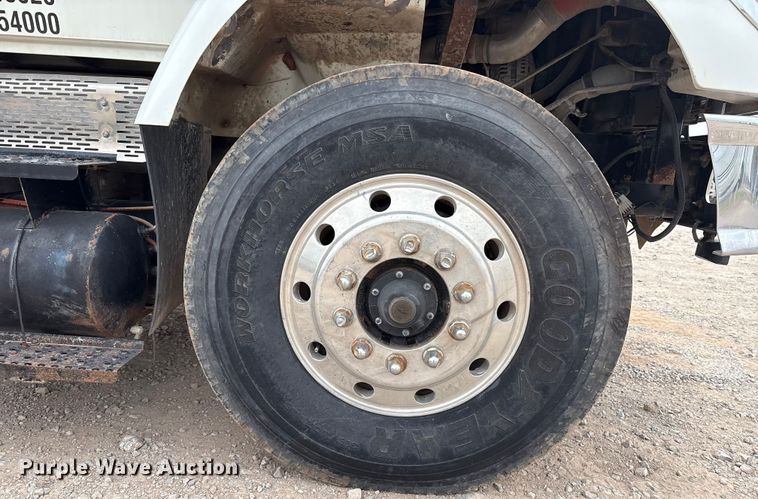 image for item DO1184 2007 International 7400 fuel truck