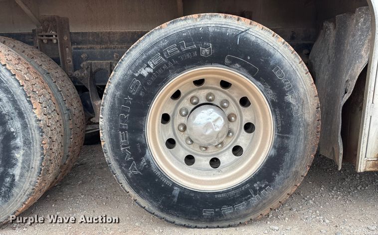 image for item DO1184 2007 International 7400 fuel truck