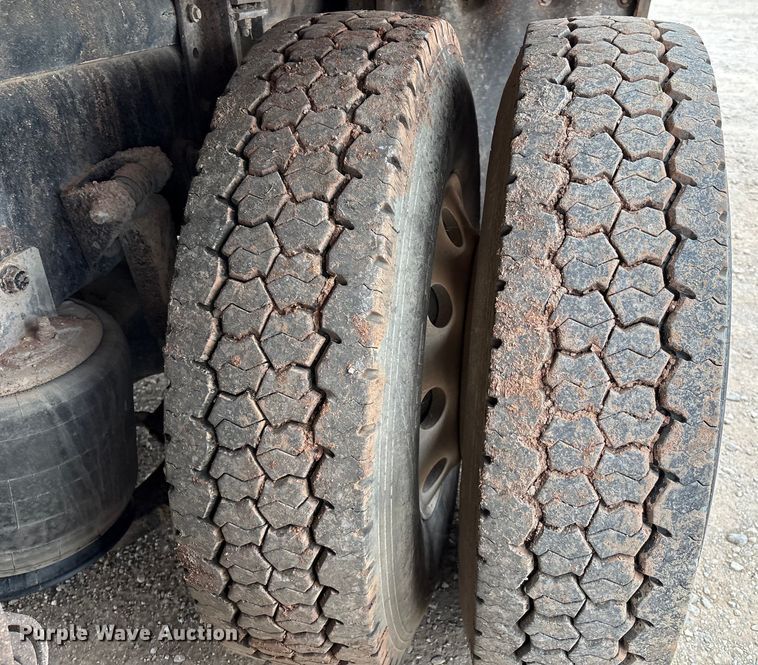 image for item DO1184 2007 International 7400 fuel truck