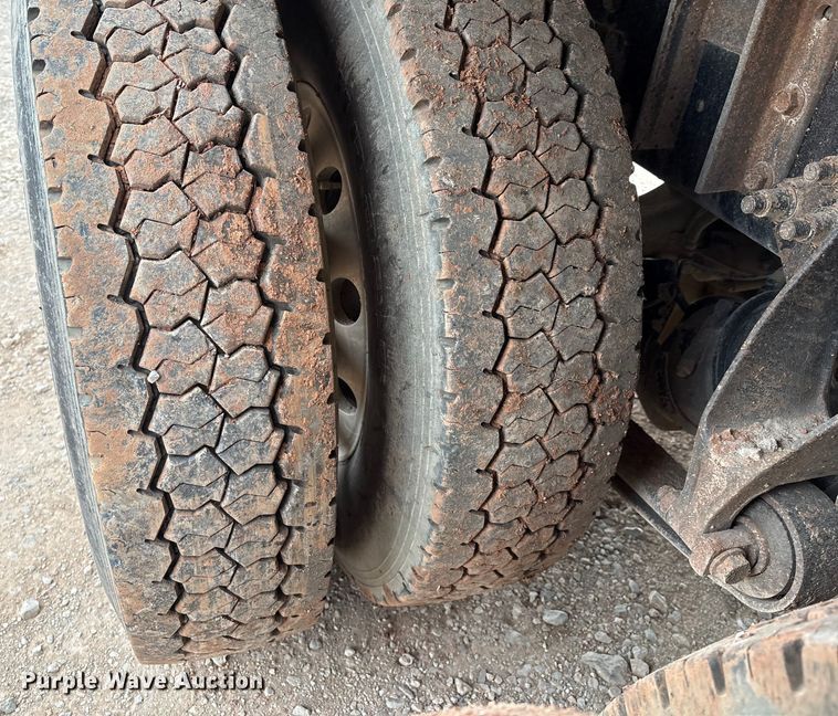 image for item DO1184 2007 International 7400 fuel truck