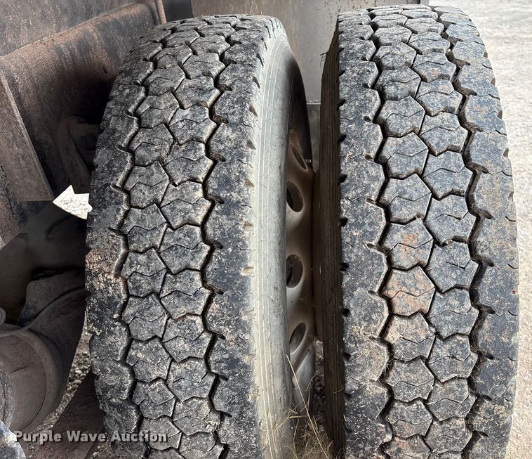 image for item DO1184 2007 International 7400 fuel truck