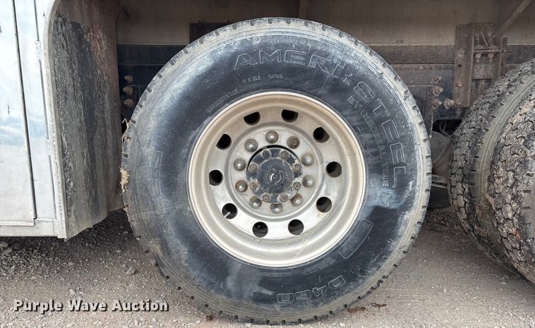 image for item DO1184 2007 International 7400 fuel truck