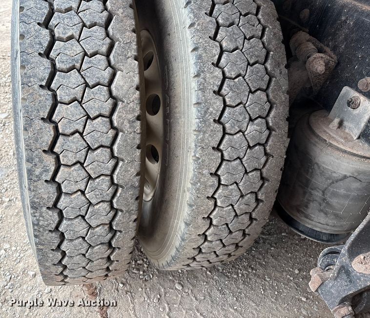 image for item DO1184 2007 International 7400 fuel truck