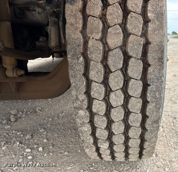 image for item DO1184 2007 International 7400 fuel truck